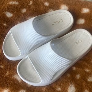 Calia White Slides